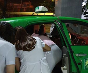 Hành trình của hai em bé chào đời trên taxi trong bão số 9