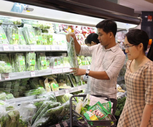 Hết mưa bão, dân Sài Gòn ùn ùn đi siêu thị mua thực phẩm