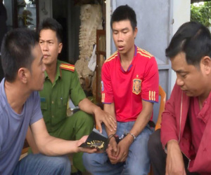 Khởi tố người đàn ông bán ma túy giữ 2 khẩu súng trong nhà