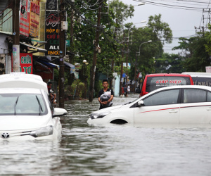 Không có cứu hộ, ôtô chết máy nằm la liệt trong biển nước ở Sài Gòn