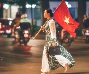 Nghệ sĩ Chiều Xuân vác cờ đi 'bão' ăn mừng bóng đá gây sốt