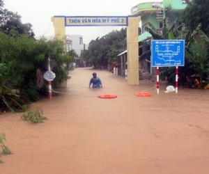 Nước lũ lên nhanh, người dân Nam Trung Bộ không kịp dời tài sản