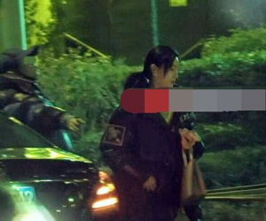 Phạm Băng Băng diện đồ xuề xòa, tâm trạng buồn bã khi đi ăn đêm cùng trợ lý
