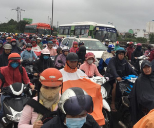 Sáng thứ 2 kẹt xe, ngập nước, xe chết máy nằm la liệt, người Sài Gòn khốn khổ sau bão số 9