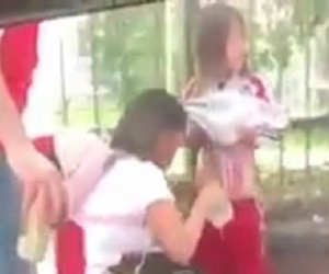 Sốc với cảnh CĐV River Plate giấu pháo sáng trong người bé gái để mang vào sân