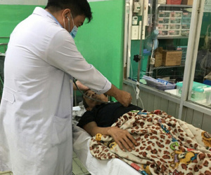 TP HCM: Bệnh viện ngập sâu, bác sĩ lội nước cấp cứu bệnh nhân