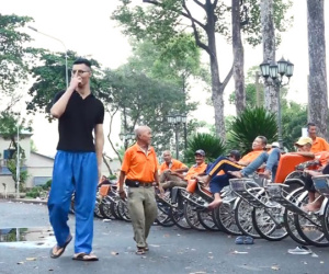 Video Chàng trai cao 2,2 mét ước mơ được như người bình thường