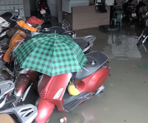Video: Xe máy, ôtô ngâm nước trong hầm để xe ở Sài Gòn