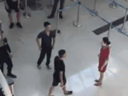 Vụ đạp ngã nhân viên hàng không: Người tham gia đánh nói 'cũng hơi xấu hổ vì đánh đàn bà'