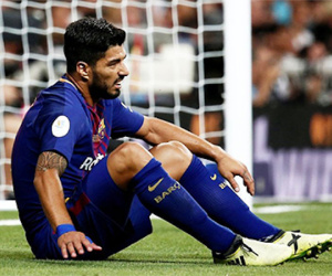 Barca mất Luis Suarez trong hai tuần