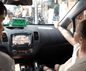 Bé gái phiên dịch cho mẹ và chú lái taxi khiến tất cả vỗ tay 'rần rần' vì quá dễ thương