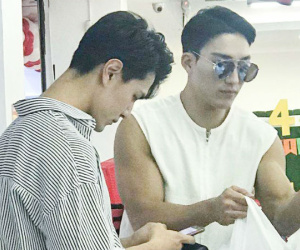 Hai trai đẹp Hàn Quốc gây bão nhờ khoảnh khắc đi siêu thị, biết được danh tính còn bất ngờ hơn!
