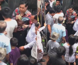 Ngọc Sơn phát 10 tấn gạo cho người dân trước nhà riêng ngày mưa bão