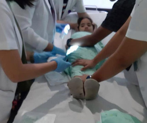 Con gái kêu đau đầu, mẹ nghi con bị dị ứng, tự tiện mua thuốc giảm đau nhưng rồi ngã quỵ khi bác sĩ lấy ra thứ kinh dị này