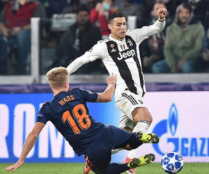 Video: Ronaldo kiến tạo, Juventus nhọc nhằn vượt ải Valencia