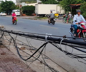 Xe 4 chỗ húc gãy trụ điện ven quốc lộ 1, nhiều người thoát chết