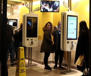 Anh: Tìm thấy dấu vết phân người trên các màn hình cảm ứng của McDonald's
