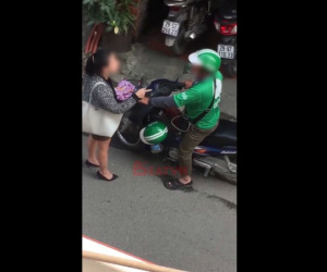 Khách nữ chặn đầu xe Grab cảnh cáo: 'Mày biết tao cho 3 thằng nghỉ việc rồi không?'
