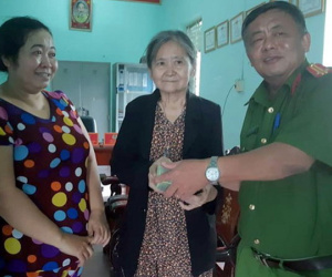 Người phụ nữ ở Đồng Nai giao nộp 100 triệu đồng nhặt được