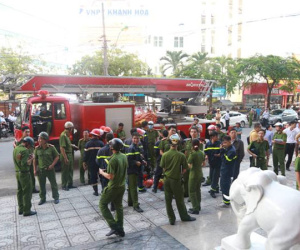 Nha Trang: Khách sạn 4 sao bốc cháy, nhều người hoảng loạn