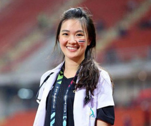 Nhan sắc của người đẹp hoa hậu làm bác sĩ tuyển Thái Lan tại AFF Cup