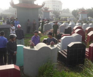Rạng sáng, người dân phát hiện hàng chục ngôi mộ bị đập phá bát hương