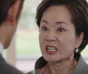Tôi vừa trải qua cơn 'thập tử nhất sinh' trên bàn đẻ, mẹ chồng ép tôi phải ly hôn vì một lý do quá quắt chưa từng thấy