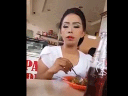 Video Gái xinh hướng dẫn ăn uống để không bị trôi son môi
