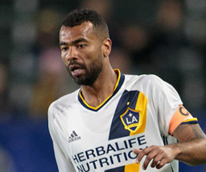 Cựu sao Chelsea Ashley Cole bị LA Galaxy đá ra đường