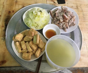 Mâm cơm bị các chị em chê tơi tả lại được cánh mày râu đồng loạt bênh vực khen ngon