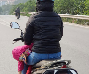 Người phụ nữ đèo đứa bé theo cách đặc biệt, dân mạng nghĩ đến nhiều kịch bản