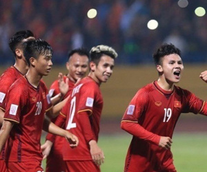 Tuyển Việt Nam: Phải chia lửa, 'giải cứu' Quang Hải...
