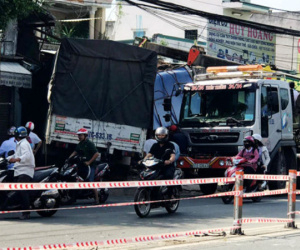 Xe tải nổ lốp, tông sập 2 nhà dân ở Sài Gòn