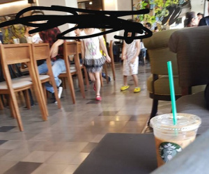 Chỉ với bức ảnh này, MXH đã nổ ra cuộc tranh cãi gay gắt: Trẻ con hiếu động nơi công cộng, bình thường hay hư?