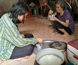 Nỗi đau cùng cực của mẹ già nhìn 10 người con lần lượt phát bệnh điên dại