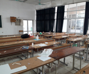 Rác ngập phòng sau tiết học từ giấy loại, trà sữa đến đồ ăn, dân mạng lên án: Ý thức sinh viên bây giờ kém vậy sao?