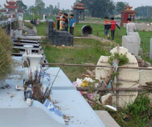 Thực hư việc bắt đối tượng tâm thần đập phá gần trăm bát hương ở nghĩa trang trong đêm