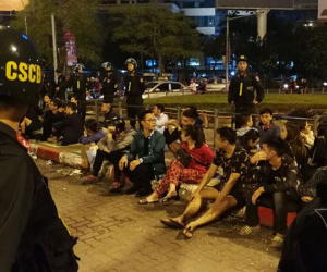 Tụ tập trà đá giữa ngã tư Hà Nội, gần 50 thanh niên bị 'hốt' về đồn