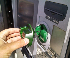 Vì sao thẻ nằm trong ví, tài khoản vẫn bốc hơi vài chục triệu