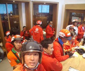 Ai được lợi trong cuộc chiến giao đồ ăn của Grab và Go-Viet?