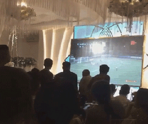 Cô dâu chú rể bật bóng đá ngay trong đám cưới, cùng quan khách nhiệt tình cổ vũ cho đội tuyển Việt Nam trận bán kết lượt đi