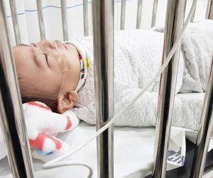 Con nhập viện, mẹ tuyên bố 'không cho ai chạm vào con', lý do khiến nhiều cha mẹ ủng hộ