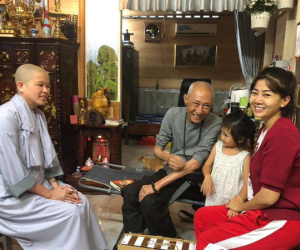 Dù bệnh tật hành hạ, Mai Phương vẫn dẫn con gái đi thăm nghệ sĩ Lê Bình
