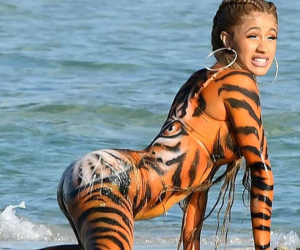 Đi biển nhưng vẫn nhớ sự hoang dã rừng xanh, Cardi B hóa thân thành 'Chúa sơn lâm đi tắm'