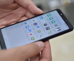Lộ diện điện thoại Vsmart: Camera kép đặt dọc, màn hình 'gần' tràn viền