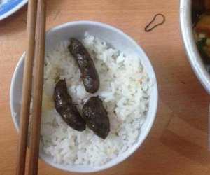 Than thở chuyện mất hứng ăn vì xúc xích chiên 'nhạy cảm', cư dân mạng bóc phốt nhiều vụ kinh hoàng hơn