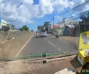 Clip sốc: Phóng xe máy ngược chiều trên quốc lộ, nam thanh niên lao thẳng vào đầu ô tô bị thương nặng
