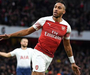 Emery khích Aubameyang đồ sát Man United