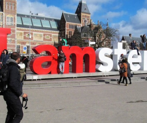 Biểu tượng nổi tiếng 'I amsterdam' của thủ đô Hà Lan bị dỡ bỏ cho du khách đỡ phải chụp ảnh