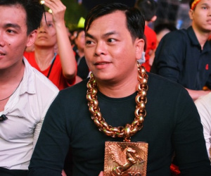 Đại gia đeo 13 ký vàng trị giá 13 tỷ ra Phố đi bộ, ngồi đất cổ vũ cho đội tuyển Việt Nam trước Philippines